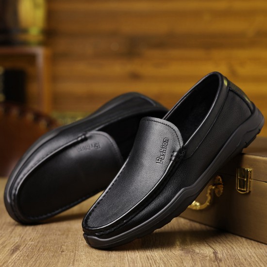 New men's leather shoes, top-grain cowhide slip-on shoes for middle-aged and elderly dads, genuine leather casual moccasins with soft soles and soft surfaces. New men's leather shoes, top-grain cowhide slip-on shoes for middle-aged and elderly dads, genuine leather casual moccasins with soft soles and soft surfaces.