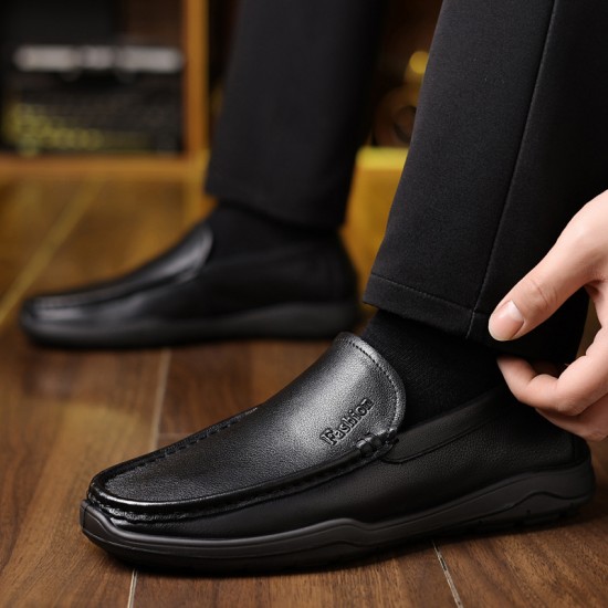 New men's leather shoes, top-grain cowhide slip-on shoes for middle-aged and elderly dads, genuine leather casual moccasins with soft soles and soft surfaces. New men's leather shoes, top-grain cowhide slip-on shoes for middle-aged and elderly dads, genuine leather casual moccasins with soft soles and soft surfaces.